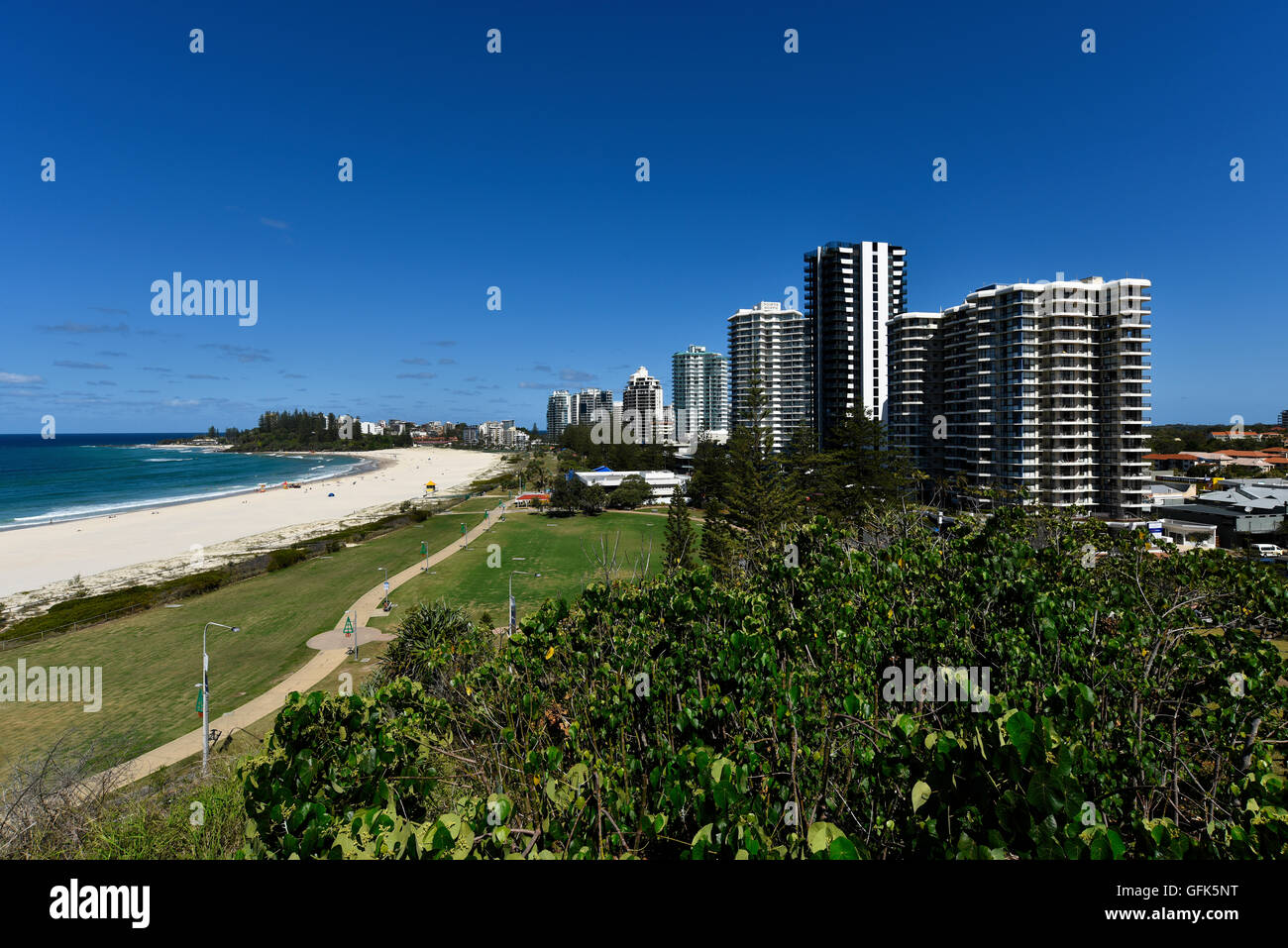 Blick vom Kirra Punkt Suche entlang der Strandpromenade in Coolangatta an der Gold Coast in queensland Stockfoto