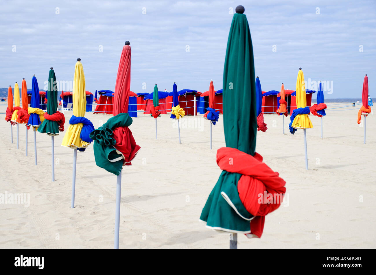 Bunte Sonnenschirme am berühmten Strand von Deauville in Frankreich Stockfoto