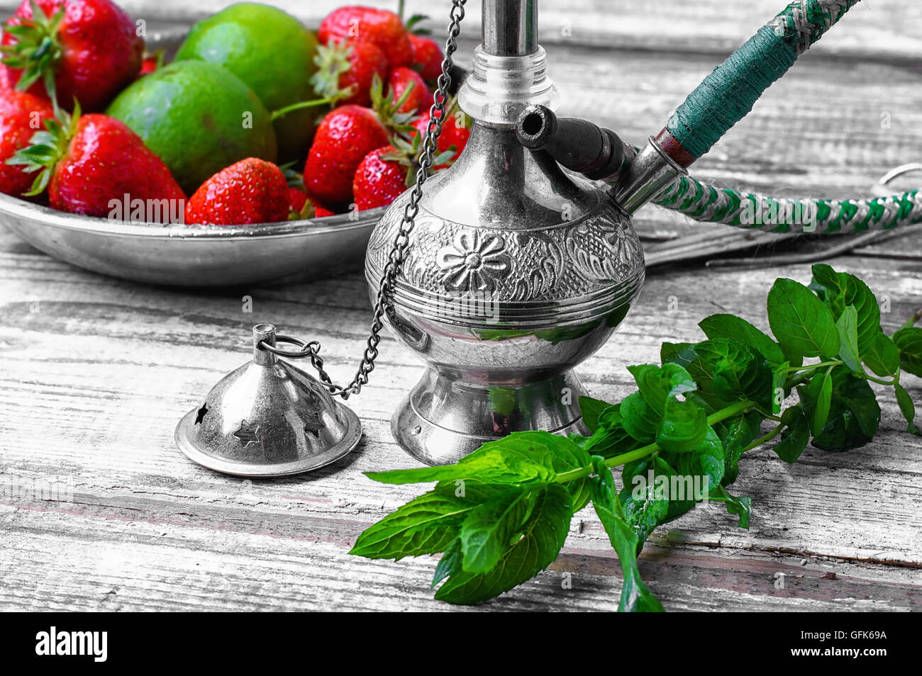 Kleinen Rauchen Wasserpfeife mit Erdbeere, Minze und Limette Stockfoto