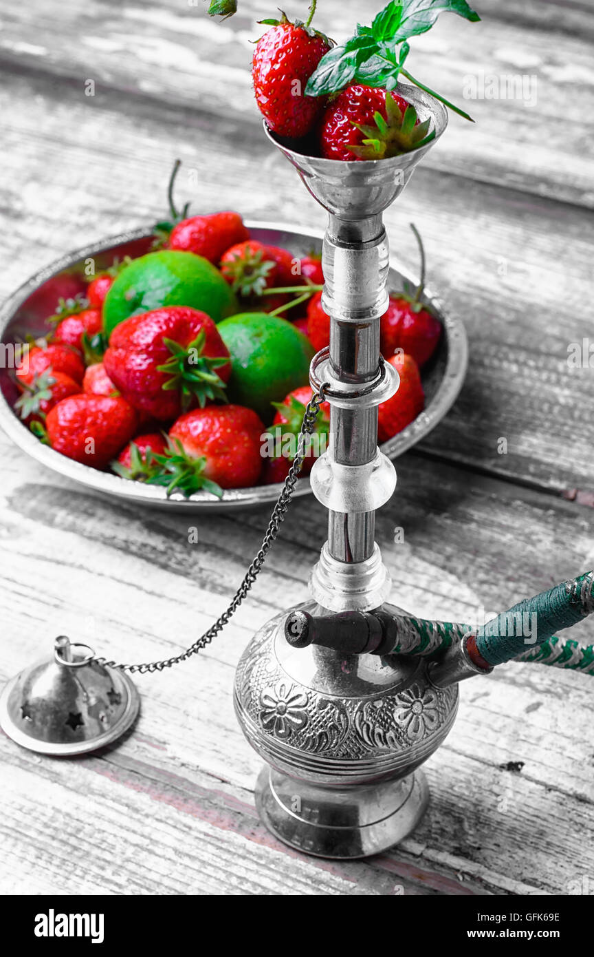 Kleinen Rauchen Wasserpfeife mit Erdbeere, Minze und Limette Stockfoto