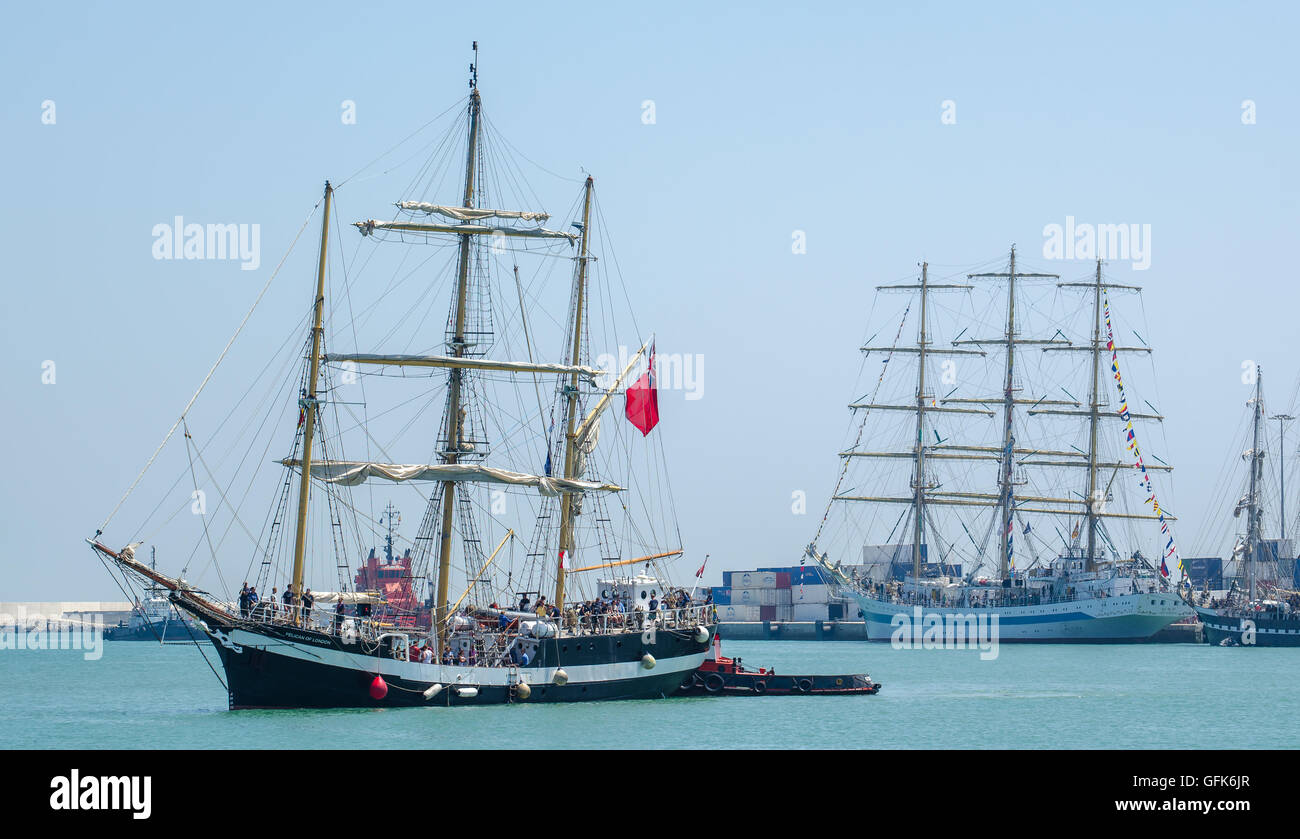 Die Tall Schiffe Races und Regatten angekommen Cadiz Hafen 2016... über 40 internationale Schiffe mit Crew von jungen Menschen. Stockfoto