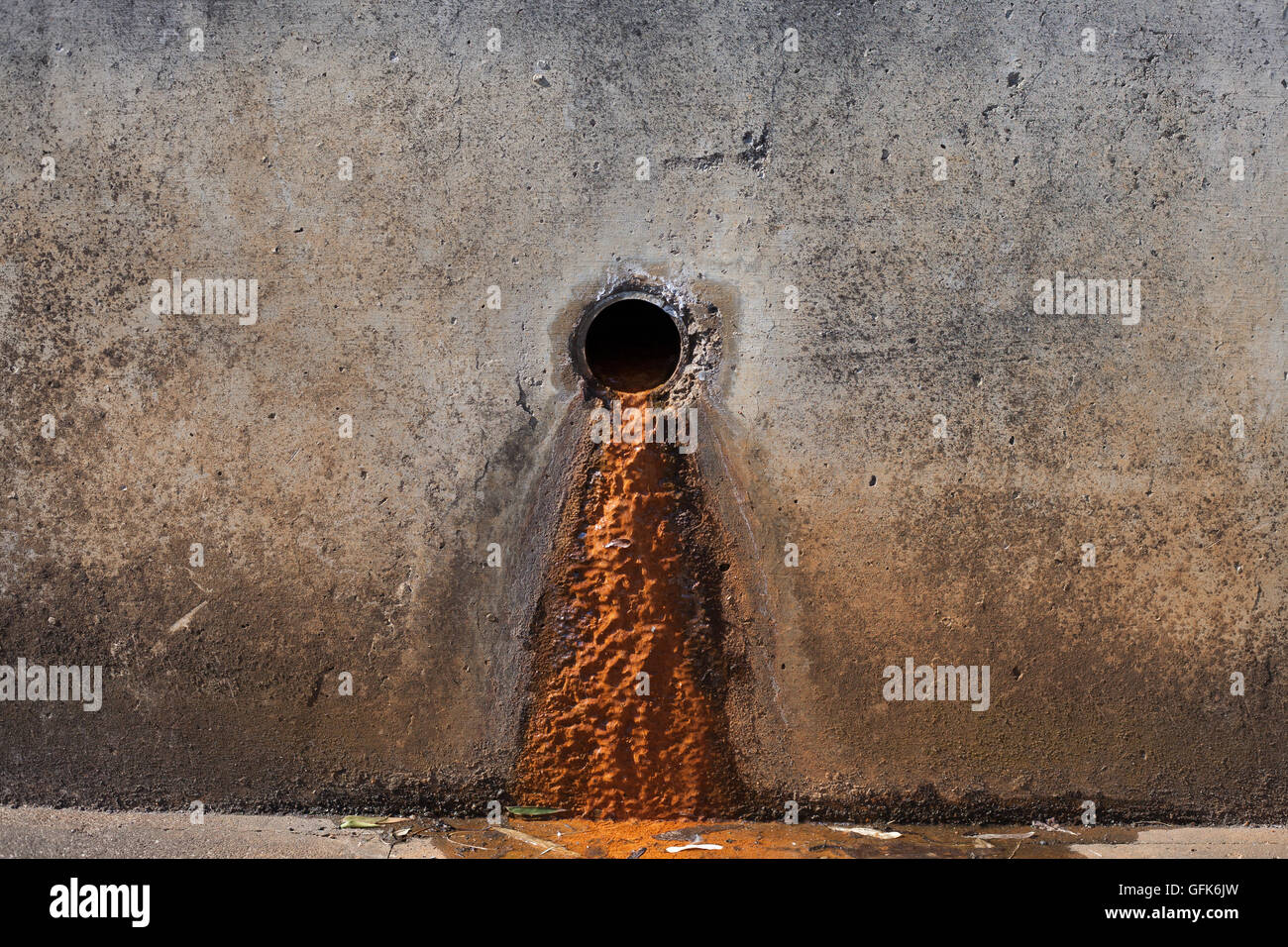 Rostige Schlamm aus einem Abflussrohr Stockfoto