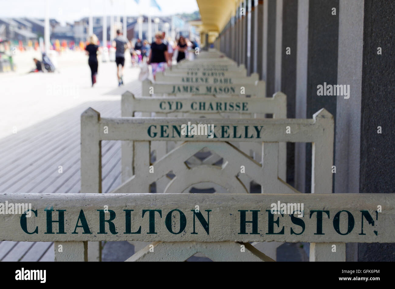 Berühmten Küstenpromenade von Les Planches in Deauville mit einem lokalen Spaziergang von Ruhm, mit Namen von berühmten Schauspielern, die besucht haben Stockfoto