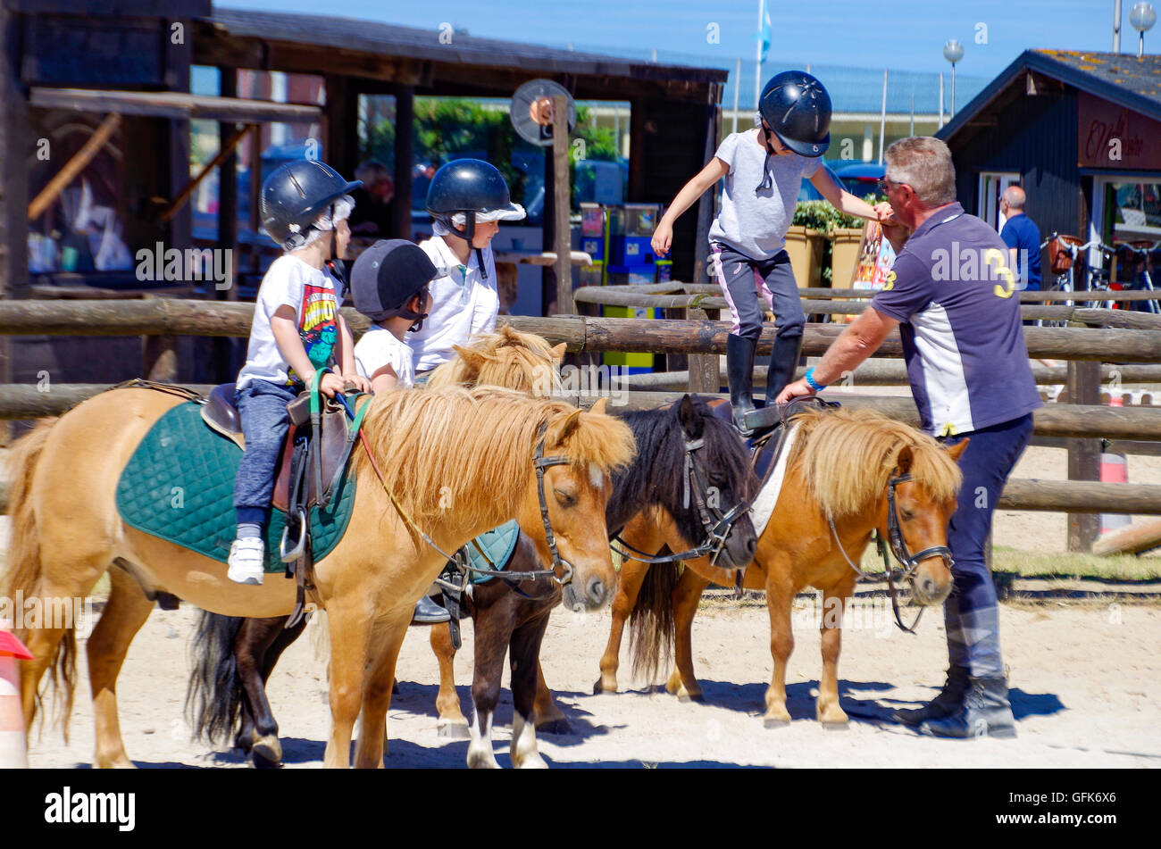 Pferdesport Voltigieren Praxis mit kleinen Kindern, versuchte aufzustehen auf dem Pferderücken in Deauville, Frankreich Stockfoto Pferdesport Voltigieren Praxis mit kleinen Kindern, versuchte aufzustehen auf dem Pferderücken in Deauville, Frankreich Stockfoto