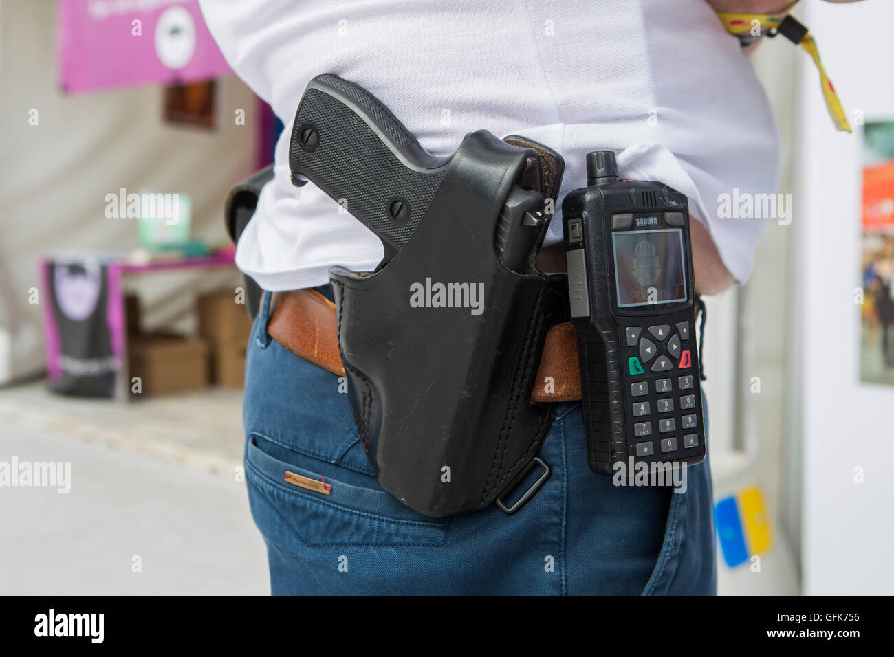 Zivile Polizei mit seiner Dienstwaffe. Stockfoto