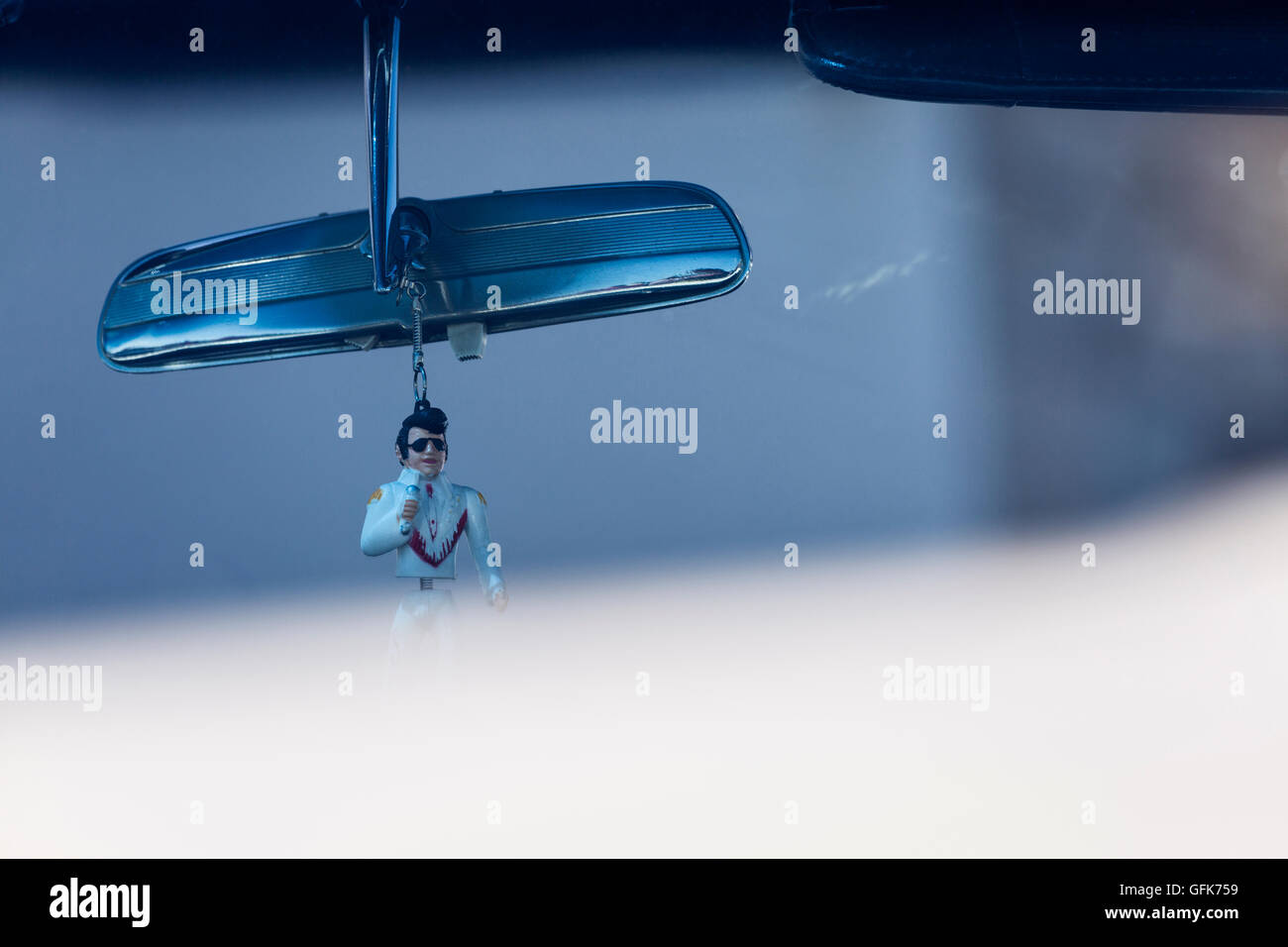 Elvis Presley Spielzeug baumelt aus dem Rückspiegel eines Autos Stockfoto
