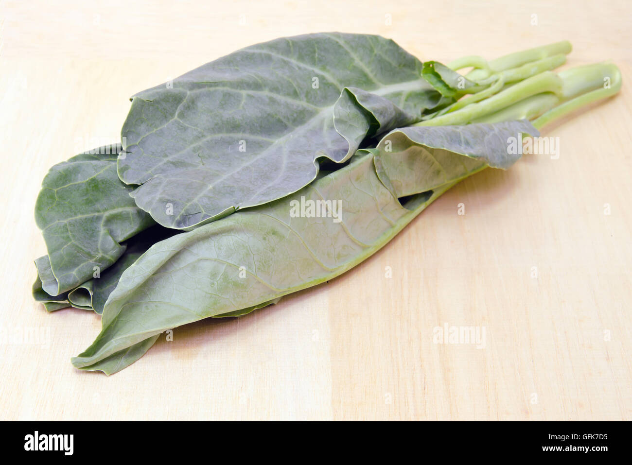 Chinesischer Kohl Gemüse (andere Namen sind chinesischer Brokkoli, Grünkohl, Kai lan, Gai-lan, Phak, Khana, Pak, Kana, Alboglabra, Brassica Stockfoto