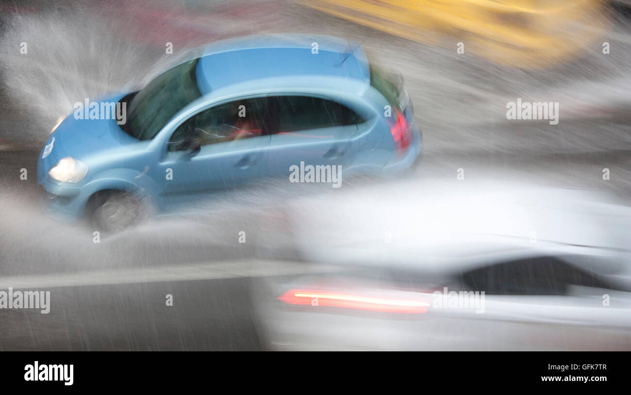 Autofahren in der Stadt Straße getroffen durch Starkregen mit Hagel in Gefahrensituation mit schlechter Sicht Stockfoto