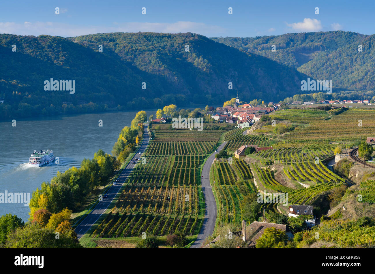 Dürnstein: Blick vom Weinberg Ried Pfaffenberg in Unterloiben und der Donau, Österreich, Niederösterreich, Niederösterreich, Wach Stockfoto