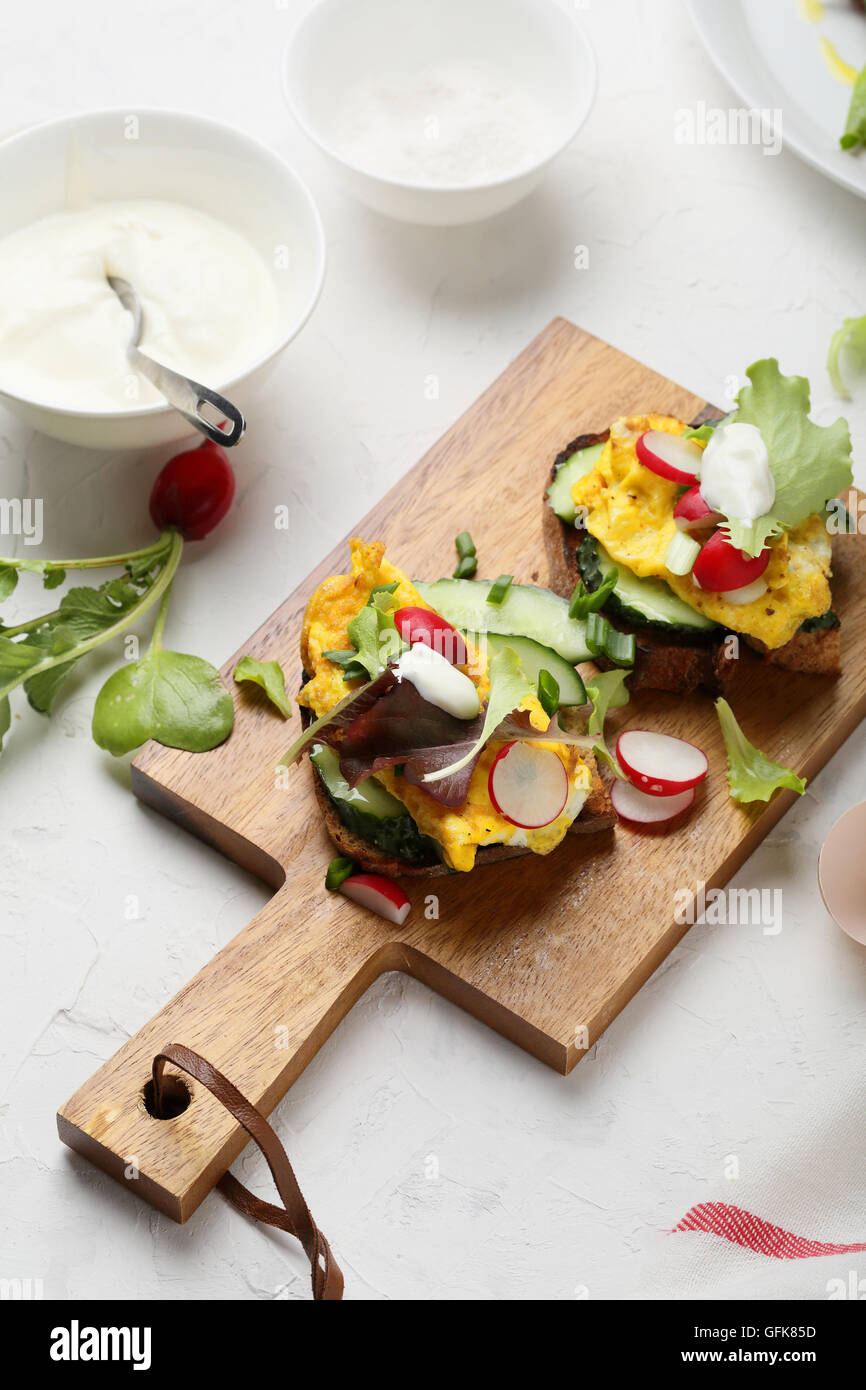 Frühstücks-Sandwich mit Rührei, Essen Nahaufnahme Stockfoto