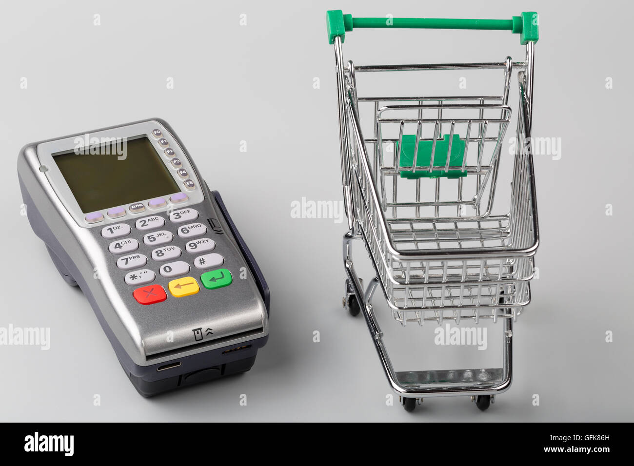 Wireless-Zahlterminal und Leder-Portemonnaie mit Papiergeld Stockfoto