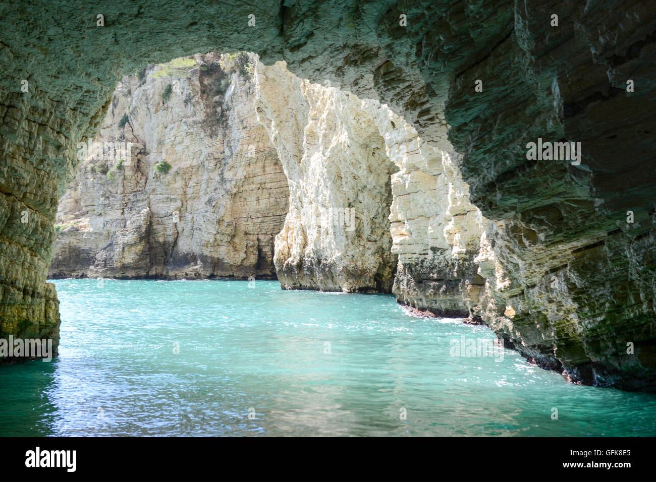 Eine Höhle auf der Küste des Gargano National Park auf Puglia, Italien Stockfoto