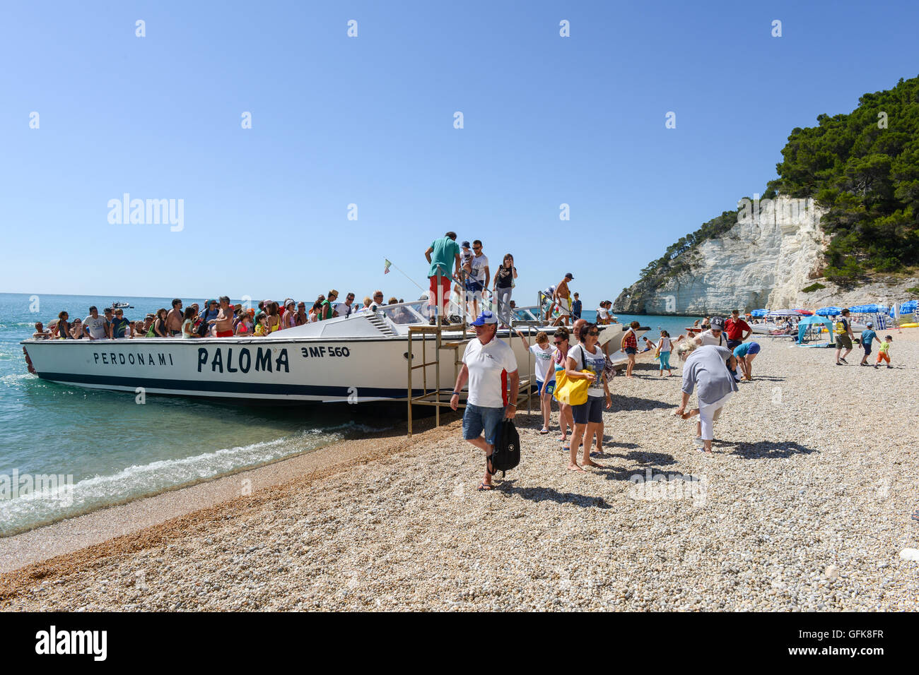 Vieste, Italien - 30. Juni 2016: Touristen, die auf einem Boot die Küste des Gargano National Park auf Puglia, Italien Stockfoto