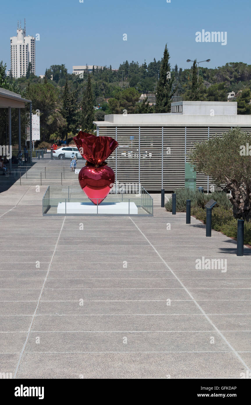 Jerusalem: den Pfad mit der Skulptur Sacred Heart, realisiert der Künstler Jeff Koons zum 50. Jubiläum des Israel Museums Stockfoto