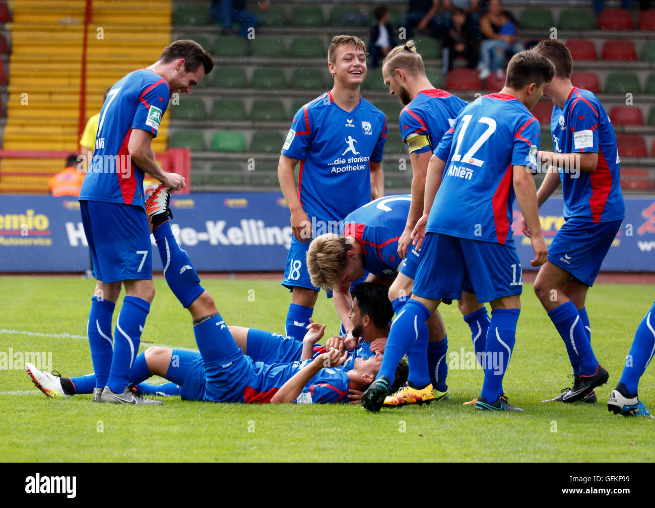 Sport, Fußball, Regionalliga West, 2016/2017, Rot Weiss Oberhausen gegen Rot Weiss Ahlen 0:4, Stadion Niederrhein in Oberhausen, Jubel bei der 0:4, v.l.n.r.: Andre Daniel Witt (Ahlen), Justin Perschmann (Ahlen), Jan Klauke (Ahlen), Bilal Abdallah (Ahlen) auf Grund gelaufen, Torschütze Max Machtemes (Ahlen) auf Grund mit einem Charleyhorse, Teamleiter Christopher Heermann (Ahlen), Rafael Miguel Lopez Zapata (Ahlen) Stockfoto