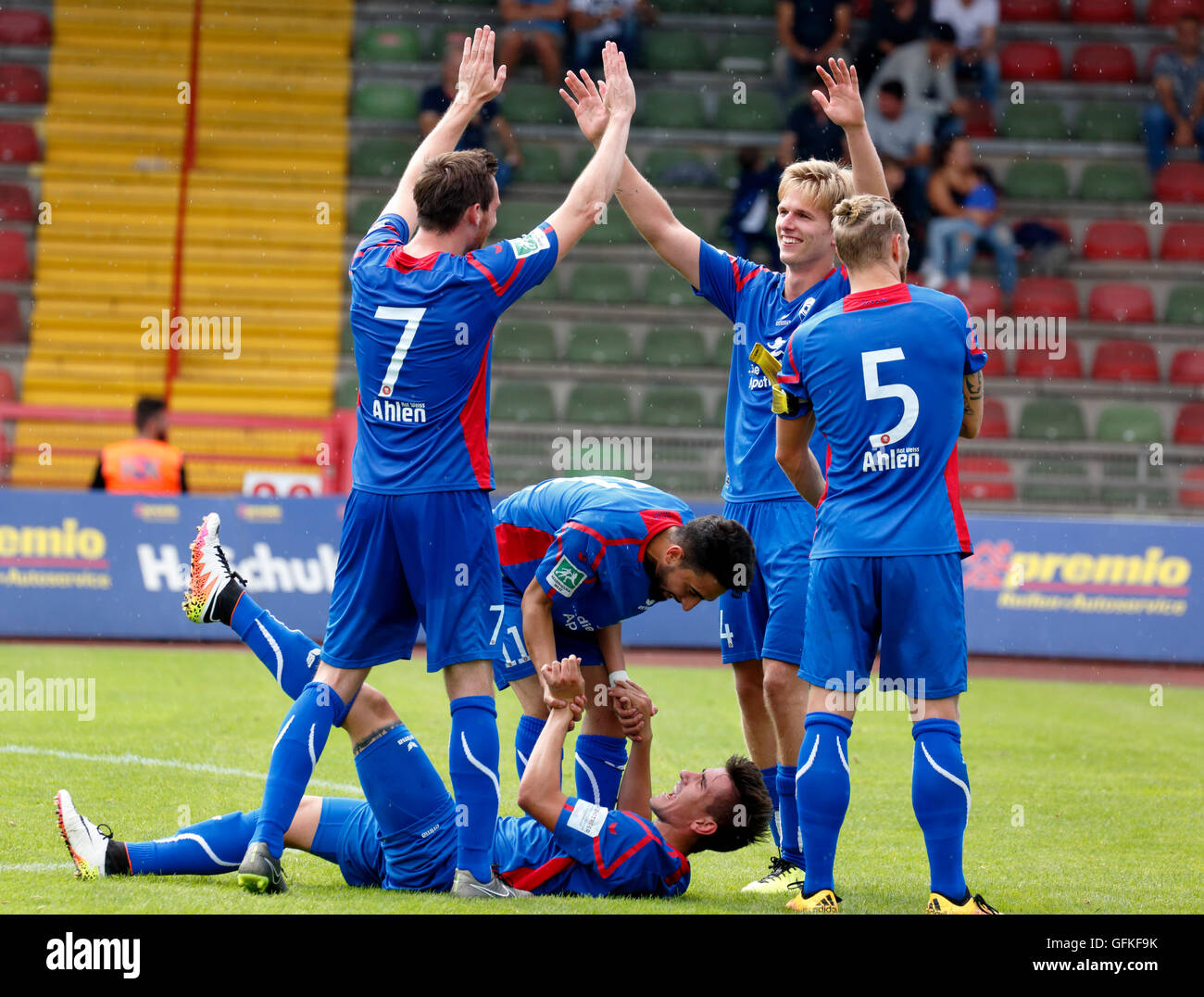 Sport, Fußball, Regionalliga West, 2016/2017, Rot Weiss Oberhausen gegen Rot Weiss Ahlen 0:4, Stadion Niederrhein in Oberhausen, Jubel bei der 0:4, v.l.n.r.: Andre Daniel Witt (Ahlen), Bilal Abdallah (Ahlen), Torschützen Max Machtemes (Ahlen) auf Grund mit einem Charleyhorse, Jan Klauke (Ahlen), Teamleiter Christopher Heermann (Ahlen) Stockfoto