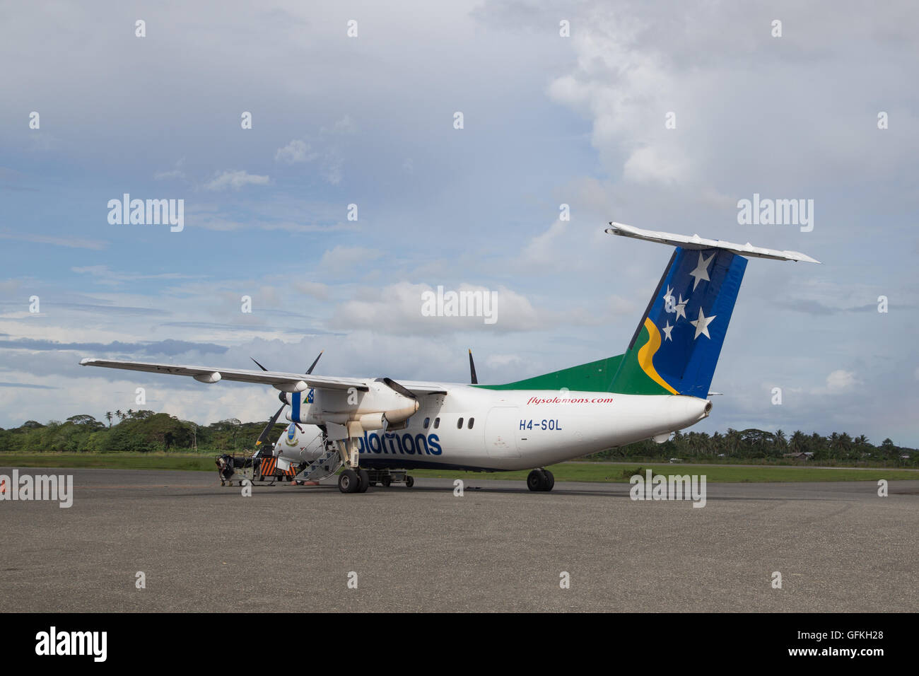 Honiara, Salomonen - 27. Mai 2015: kleine Propeller-Flugzeug am Flughafen geparkt Stockfoto