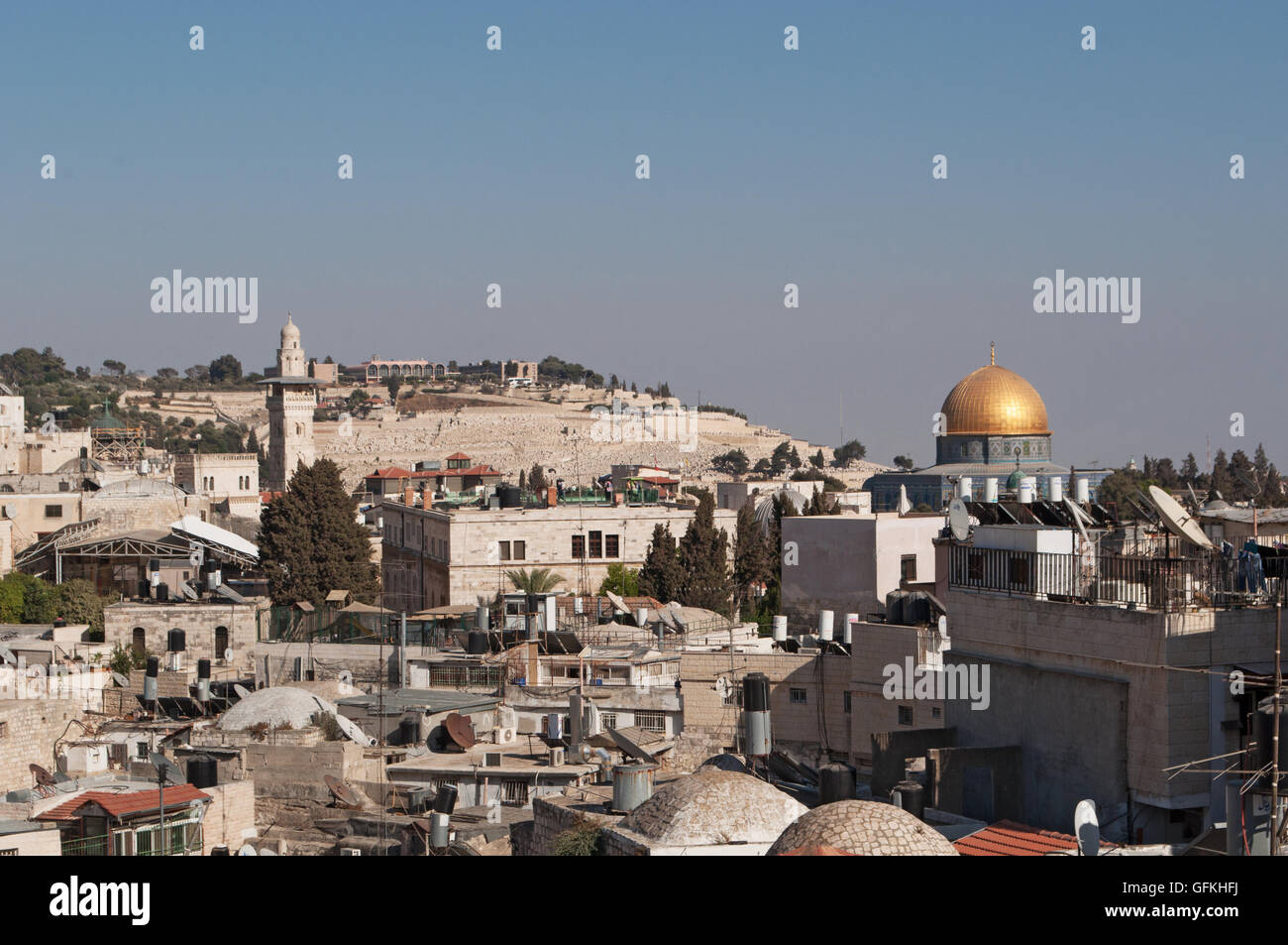 Israel, Jerusalem: Silhouette der Altstadt mit dem Felsendom, der islamischen Heiligtum, und der Ölberg aus der alten Mauern gesehen Stockfoto