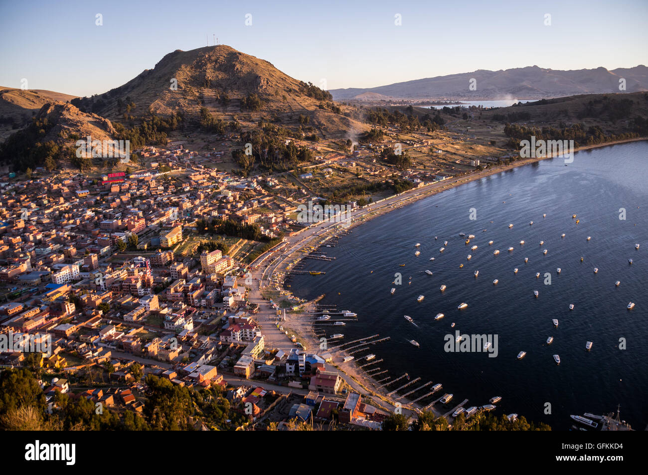 Afternoom Blick auf Hafen und Stadt von Copacabana, Bolivien am Titicacasee Stockfoto