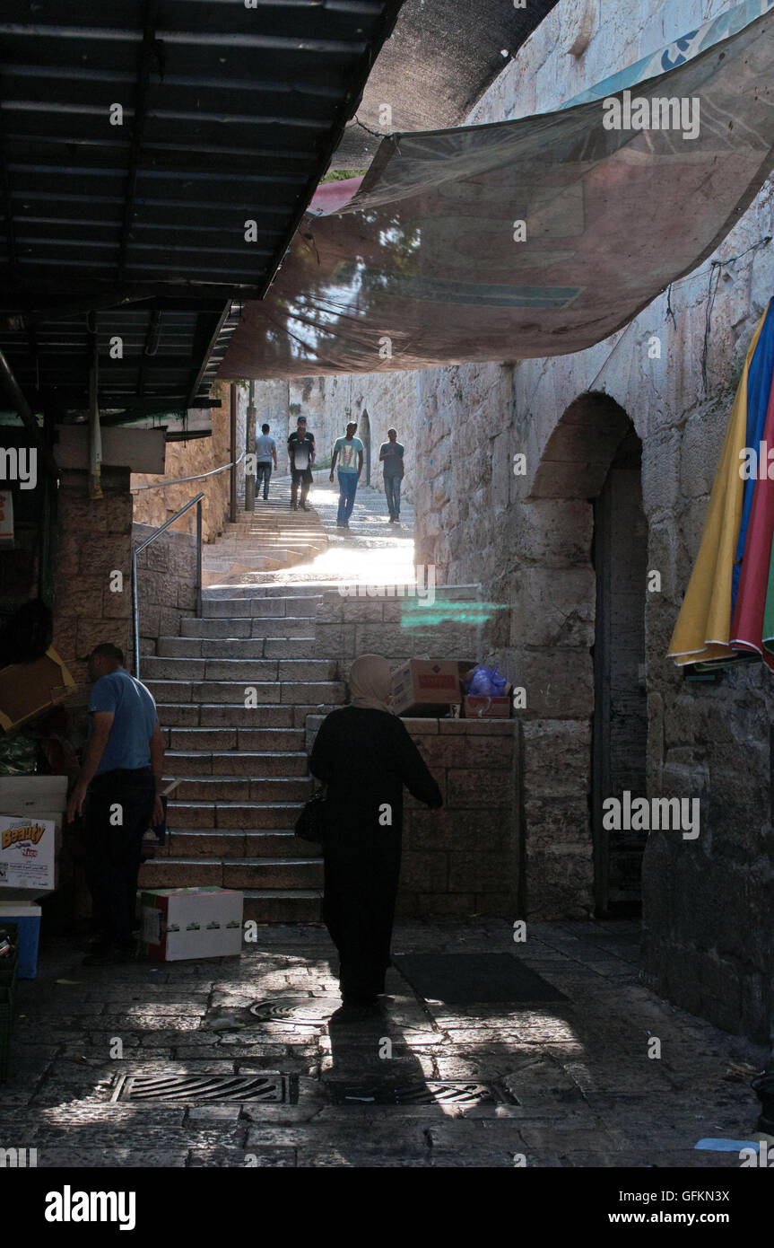 Jerusalem, Israel, Naher Osten: die Menschen in den Gassen der Altstadt, einen Ummauerten Bereich, in dem sich Muslime, Juden, Katholiken und Armenier leben Stockfoto