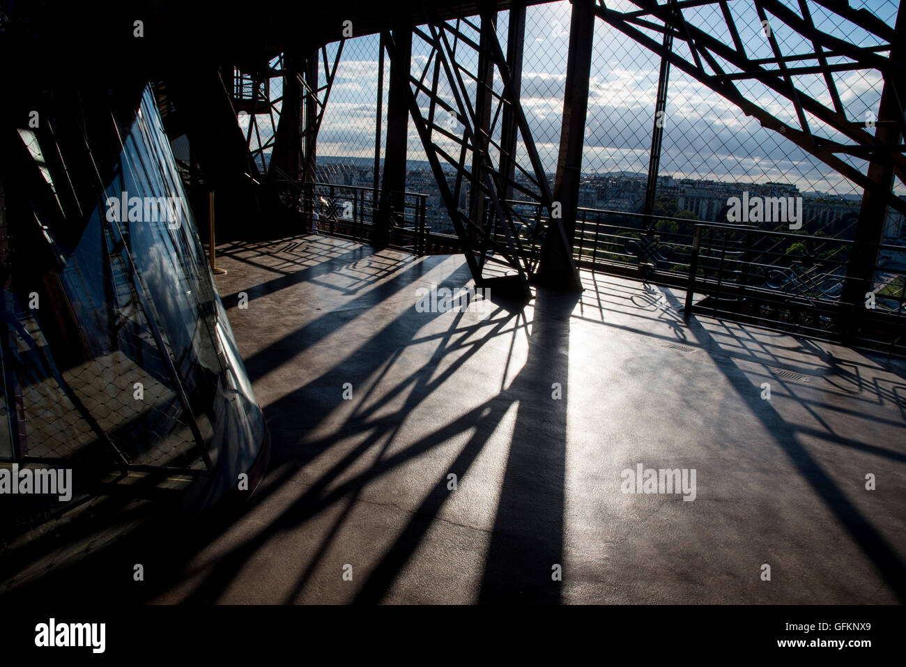 Lange Schatten Metall arbeiten launisch Eiffelturm Stockfoto
