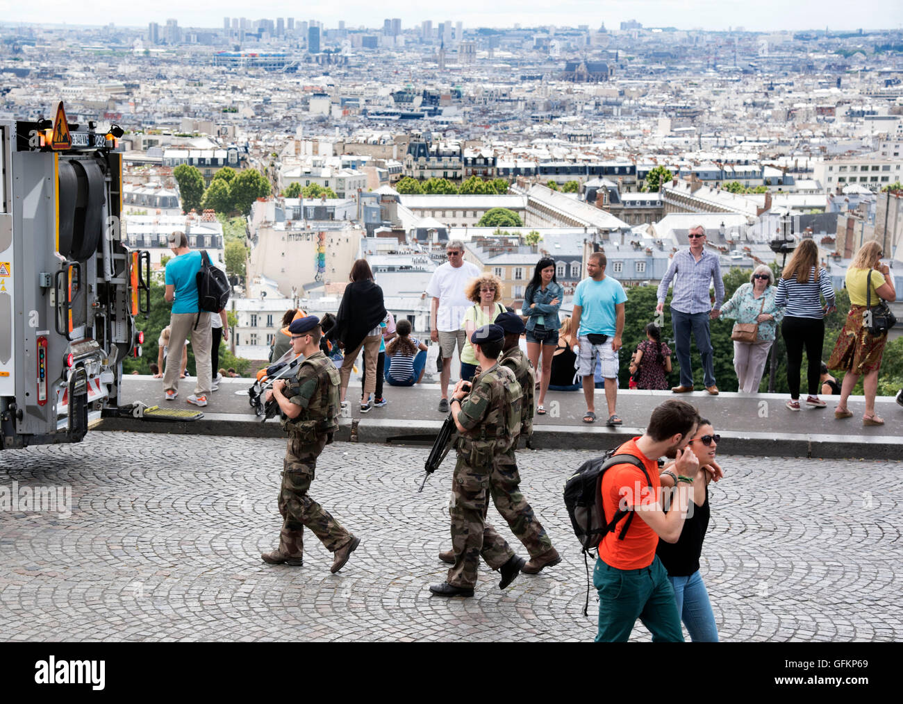 Armee Polizei patrouilliert in Paris Sehenswürdigkeiten tourist Stockfoto