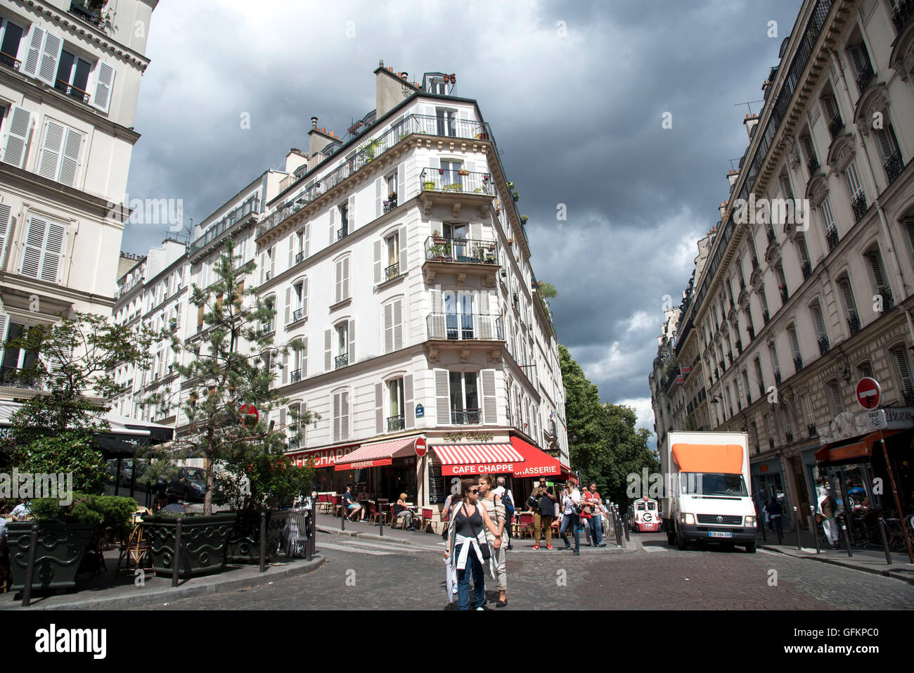 Ecke Gebäude Café Paris, Montmartre Vordach Balkon Stockfoto