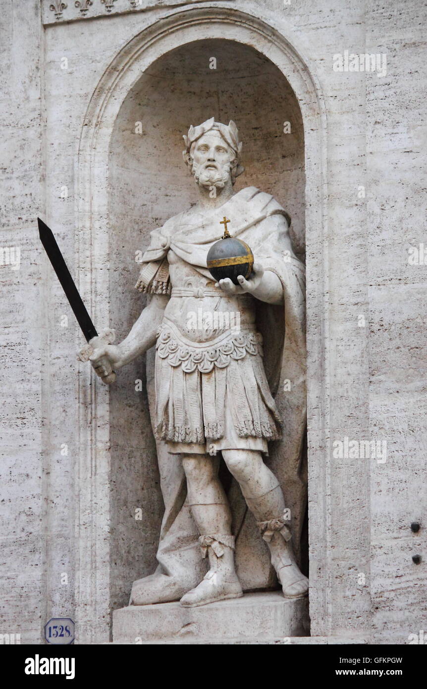 Statue von Karl dem großen in Saint-Louis-Kathedrale von Rom, Italien Stockfoto