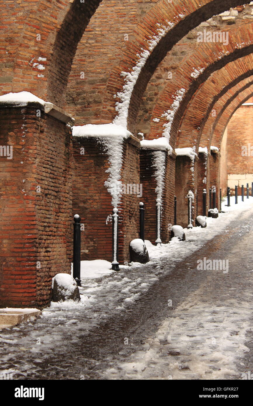 Romanischen Stil Torbogen in Rom im Winter Stockfoto