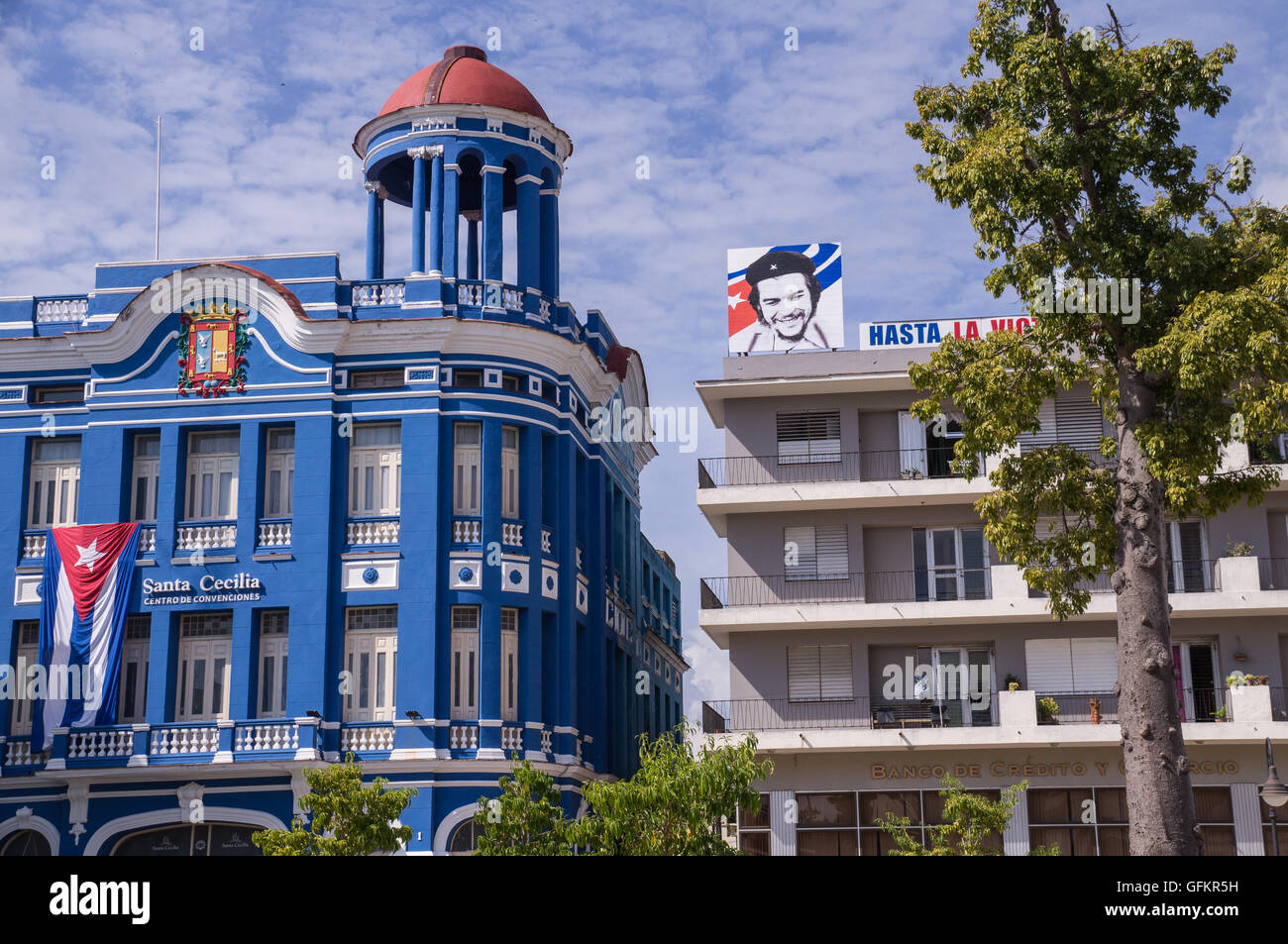 Gebäude in Camagüey, Kuba mit Che Guavera Poster und kubanische Flagge als Symbol der kubanischen revolucion Stockfoto