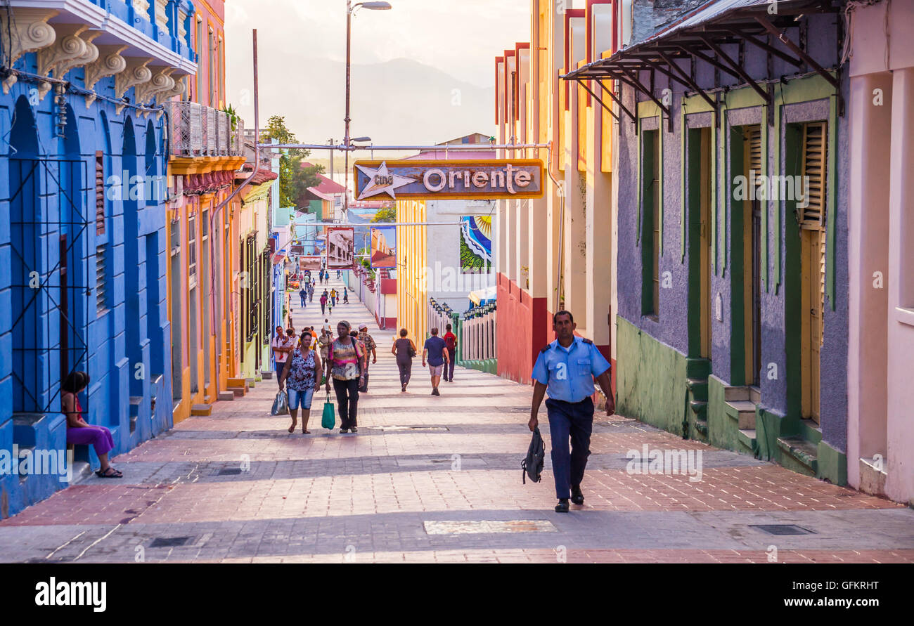 Santiago De Cuba, Kuba am 5. Januar 2016: kubanische Passanten in der Fußgängerzone Innenstadt von Santiago De Cuba Stockfoto