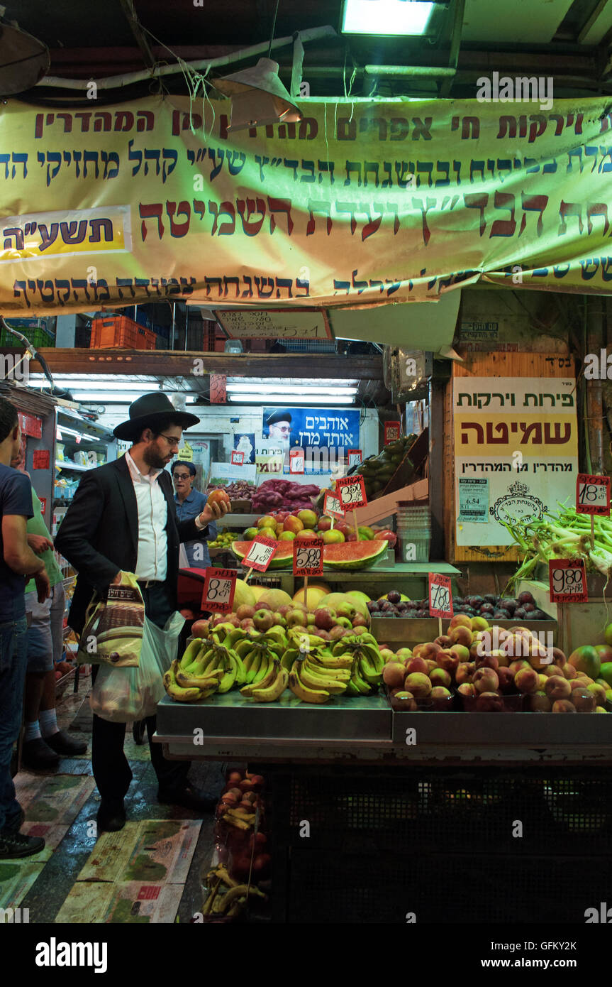 Jerusalem: Orthodoxer Jude in Mahane Yehuda Markt, genannt The Shuk ist ein überdachter jüdischen Marktplatz mit mehr als 250 Anbieter Stockfoto