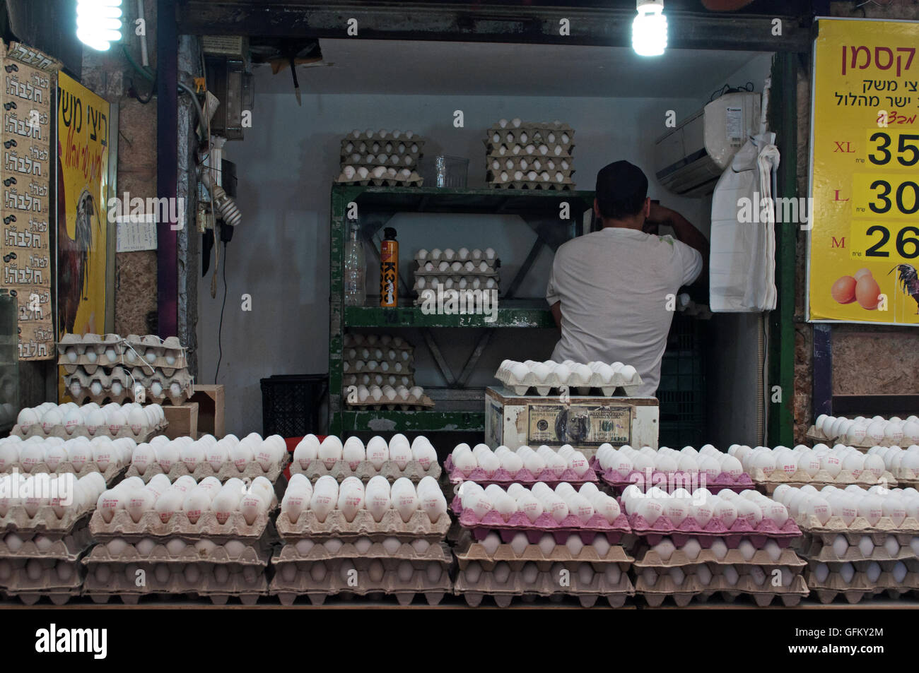 Jerusalem: Verkäufer von Eiern in Mahane Yehuda Markt (shuk), ein berühmter abgedeckt Jüdischen Marktplatz mit mehr als 250 Anbietern Stockfoto