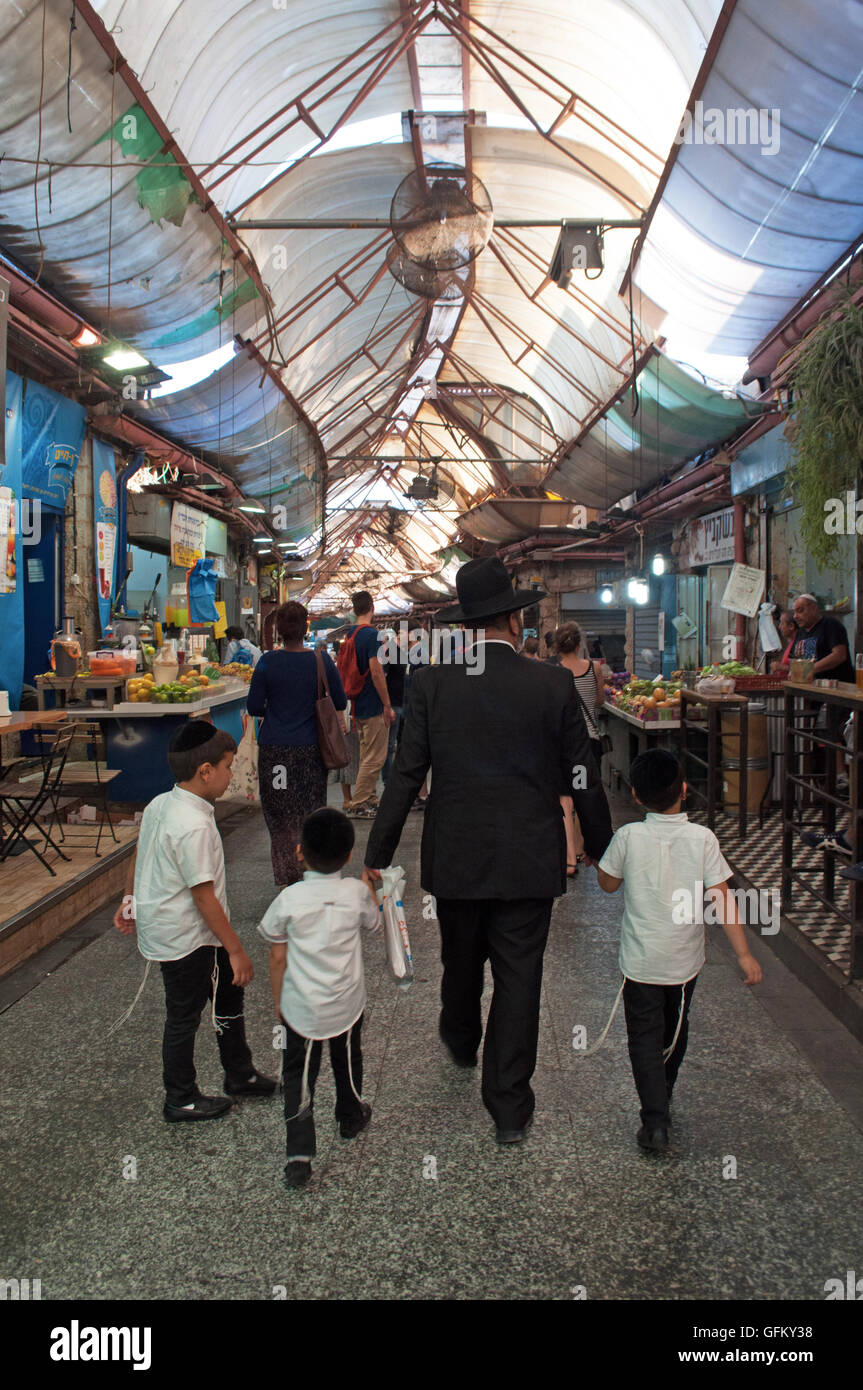 Jerusalem, Israel: ein orthodoxer Jude Familie in Mahane Yehuda Markt (shuk), ein berühmter abgedeckt Jüdischen Marktplatz mit mehr als 250 Anbietern Stockfoto