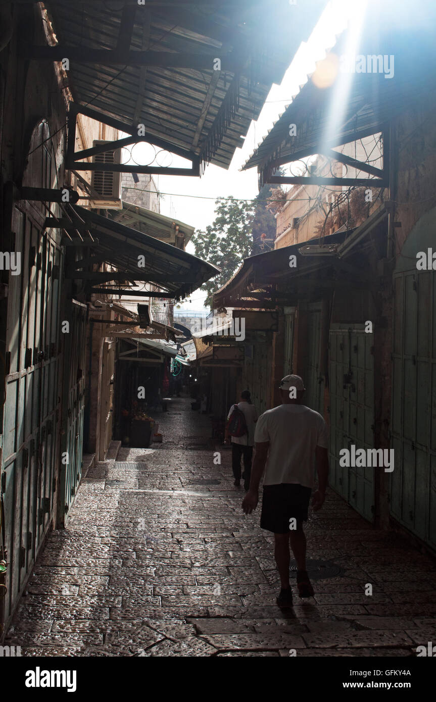 Jerusalem: Menschen in den Gassen der Altstadt, einen ummauerten Bereich, in dem Muslime, Juden, Katholiken und Armenier Zusammenleben Stockfoto