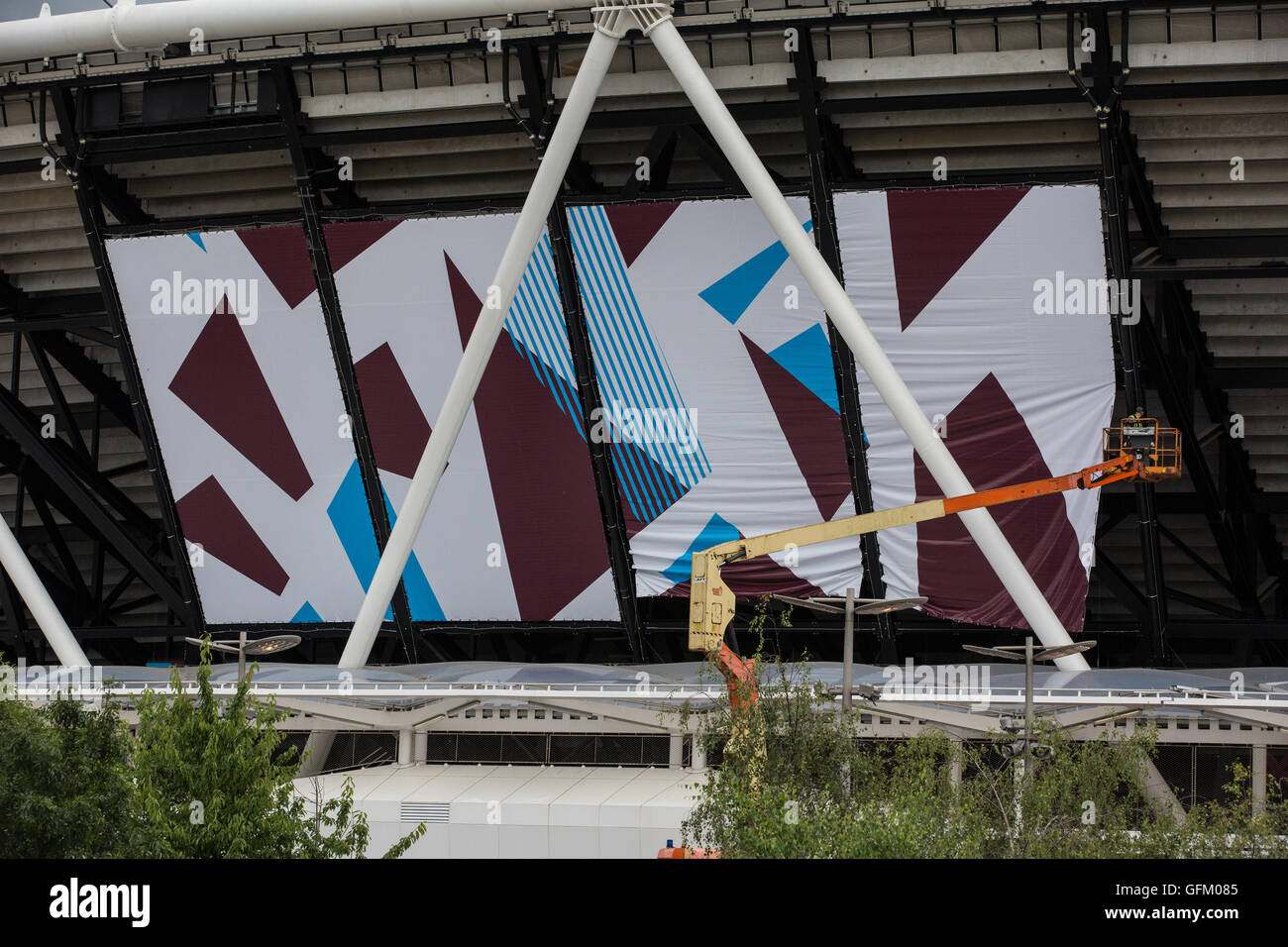 London, UK. 29. Juli 2016. Die ersten 68 12m hohen Stoffbahnen sind an der ehemaligen Olympia-Stadion installiert. Stockfoto