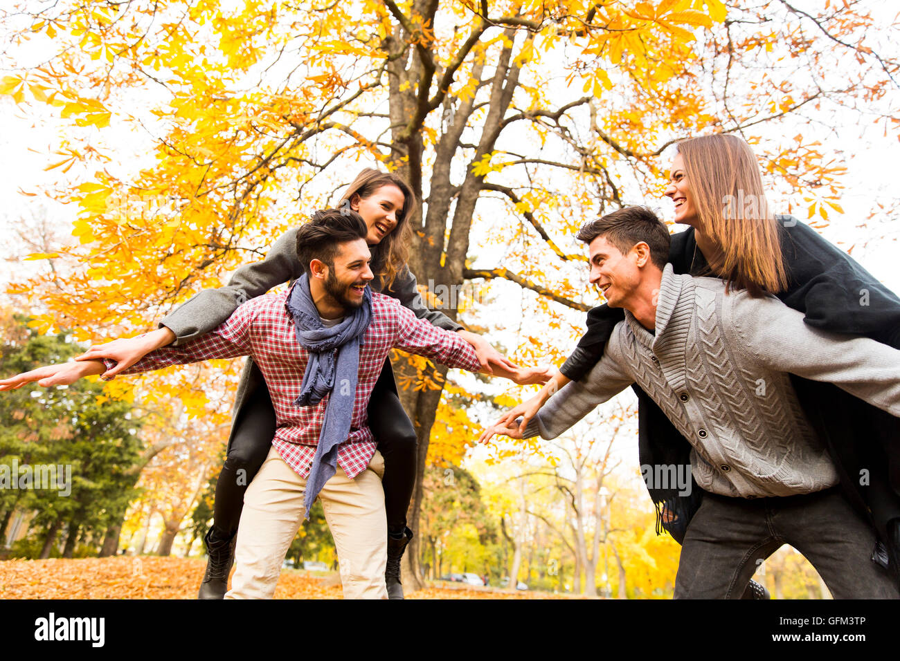 Junge Leute, die Spaß im Herbst park Stockfoto