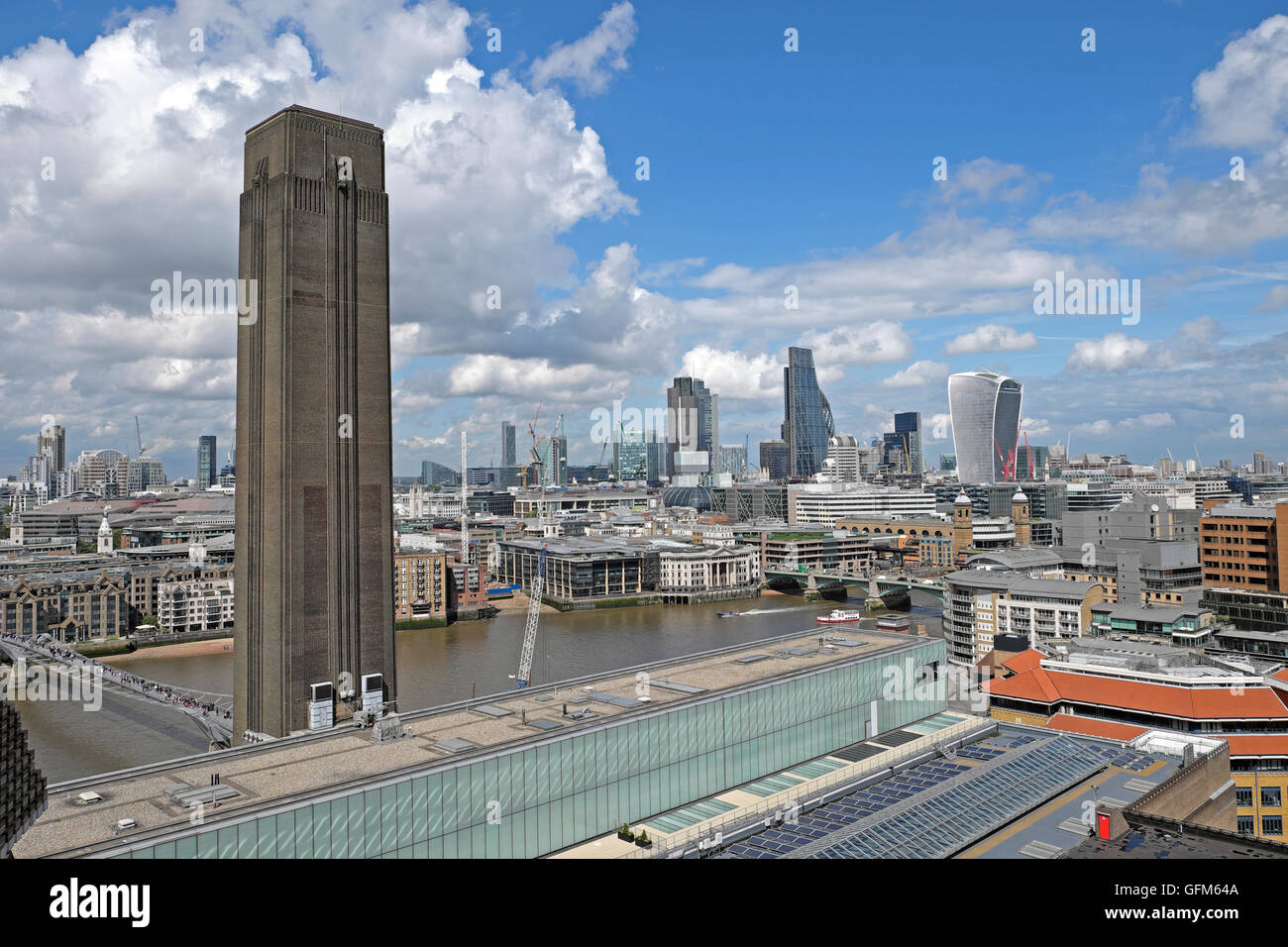 Blick über die Themse in London Financial District von New Tate Modern Erweiterungsbau Schalter Haus von Herzog & deMeuron UK KATHY DEWITT Stockfoto