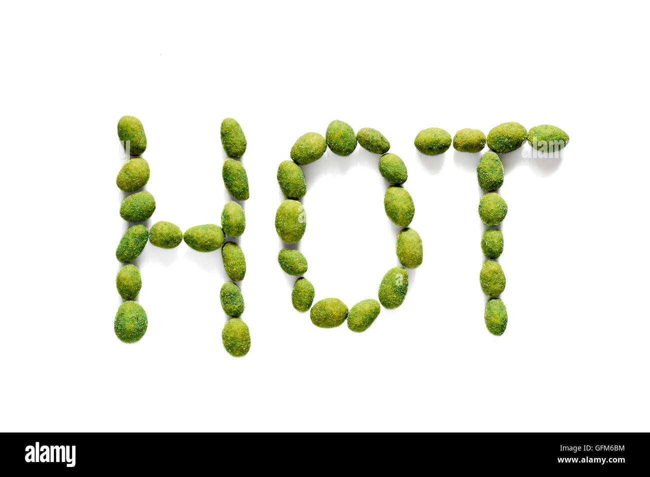 Heiß mit würzigen Wasabi coated Peanuts auf einer weißen Fläche geschriebene Wort Stockfoto