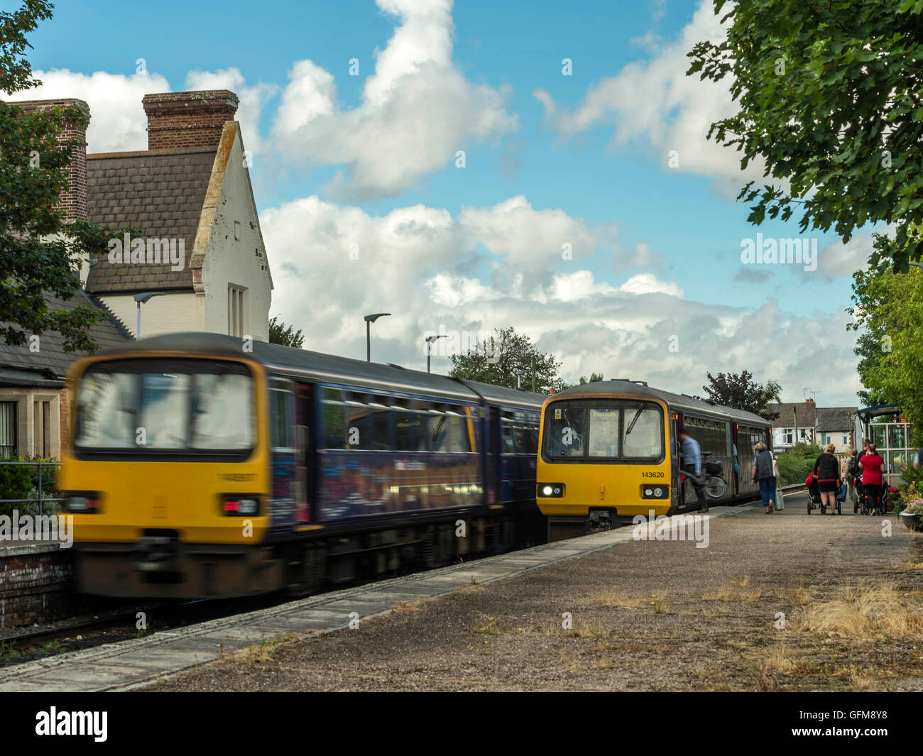 Erste große westliche Züge kreuzen sich am hübschen Topsham Bahnhof nach Exmouth gebunden / Exeter Reisen entlang der Küstenlinie der Säbelschnäbler. Stockfoto