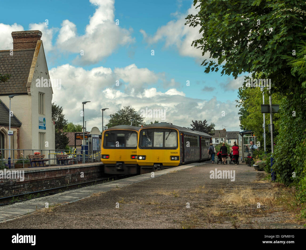 Erste große westliche Züge kreuzen sich am hübschen Topsham Bahnhof nach Exmouth gebunden / Exeter Reisen entlang der Küstenlinie der Säbelschnäbler. Stockfoto