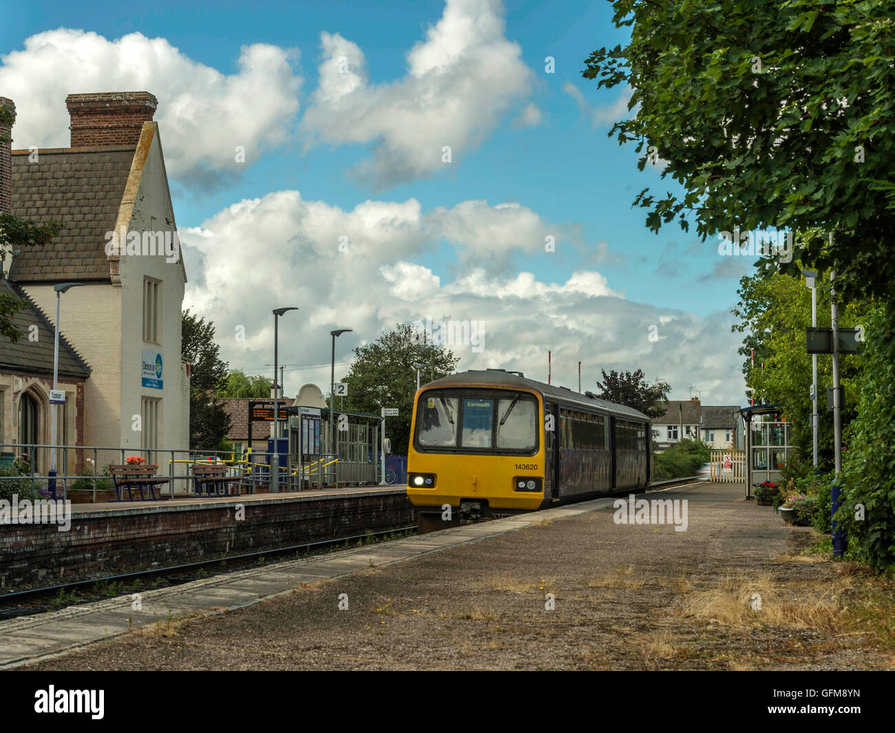 Erste große Western-Zug kommt in Topsham Bahnhof nach Exmouth Reisen entlang der malerischen Säbelschnäbler Küstenlinie gebunden. Stockfoto