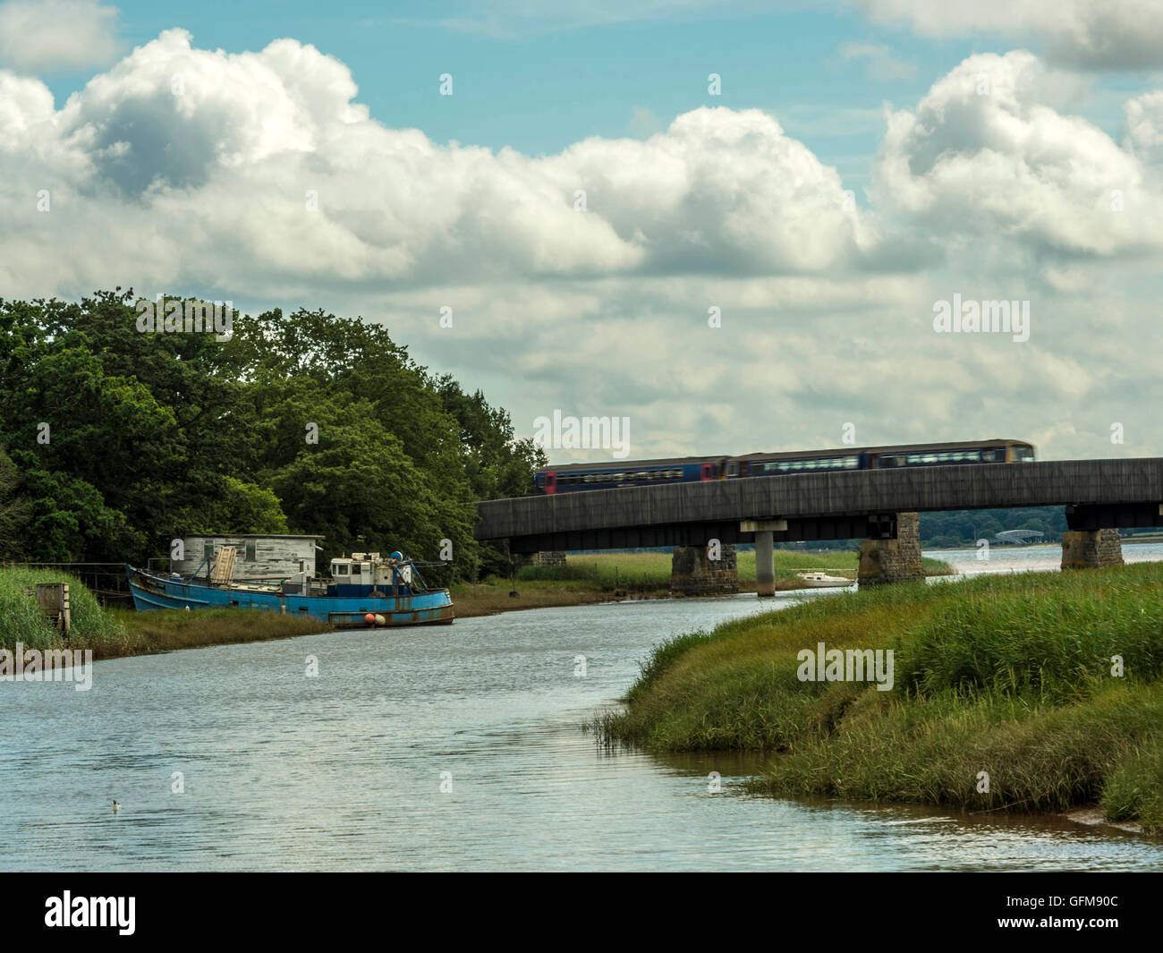 Erstes Great Western Train Goosemoor & Fluß Clyst Brücke in der Nähe von Topsham nach Exmouth entlang malerischen Avocet Linie gebunden. Stockfoto