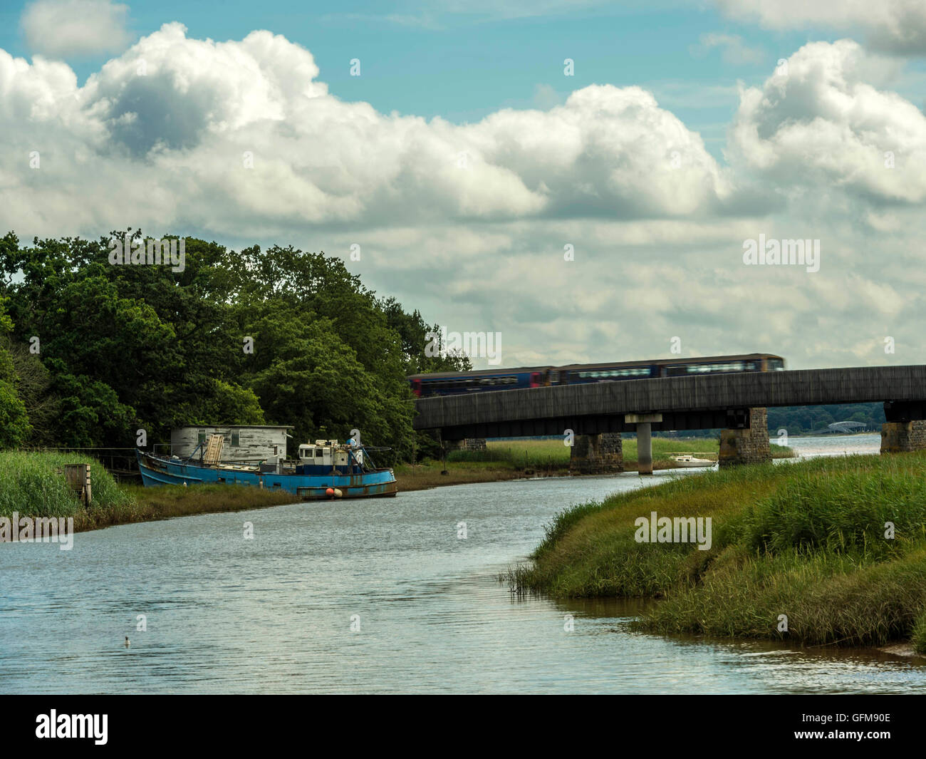 Erstes Great Western Train Goosemoor & Fluß Clyst Brücke in der Nähe von Topsham nach Exmouth entlang malerischen Avocet Linie gebunden. Stockfoto