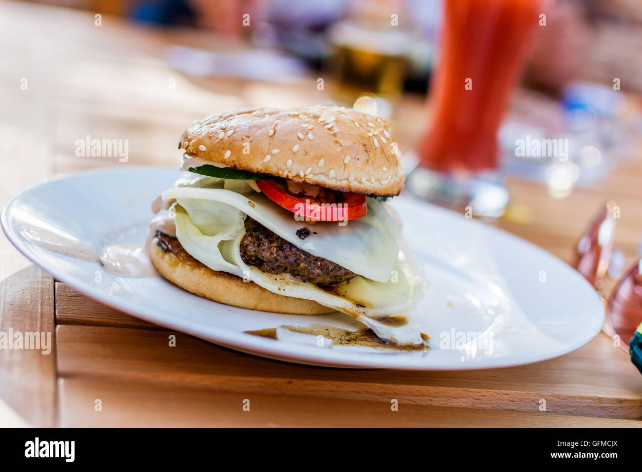 Frisches Rindfleisch Hamburger mit Käse und Gemüse Stockfoto