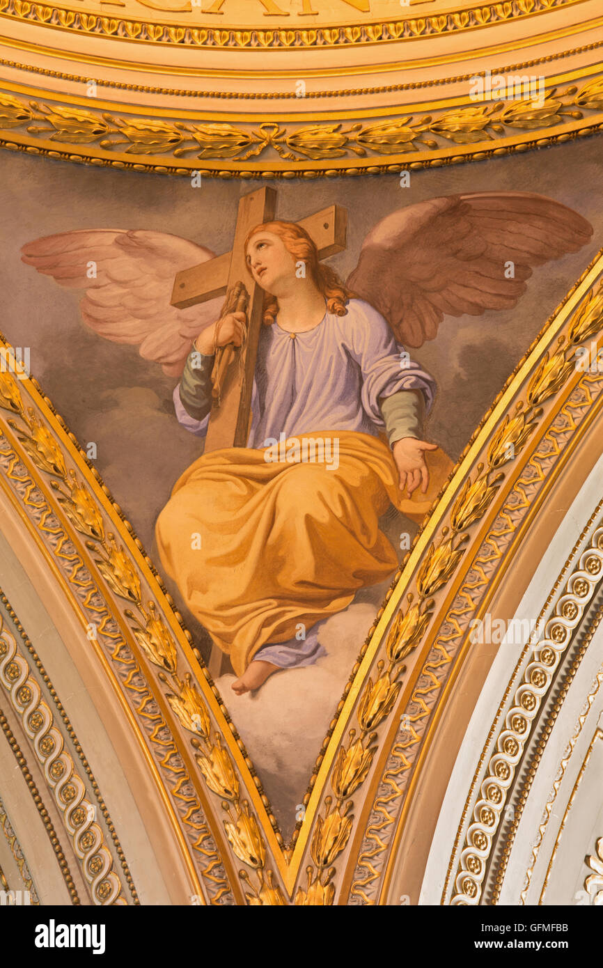 Rom, Italien, 2016: Die symbolische Fresko der Engel mit dem Kreuz in Seite Kuppel in der Kirche Basilica di Santi Giovanni e Paolo Stockfoto