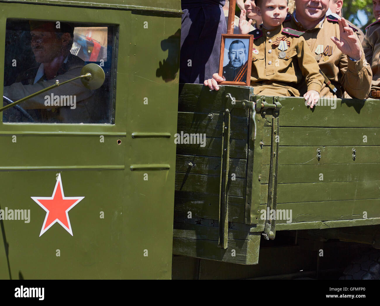 Kommunistischen roten Stern auf Lkw mit kleinen Jungen in einem Soldaten einheitliche Holding Foto während des 9. Mai Tag des Sieges Parade 2016 Sewastopol Krim Stockfoto