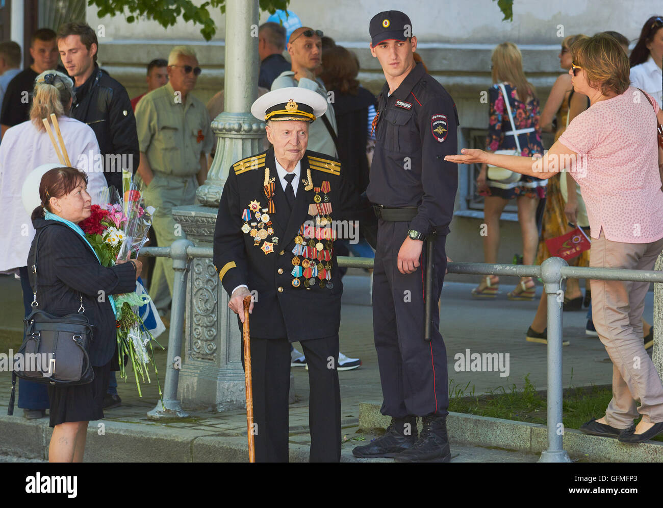 Ältere Marineoffizier anzeigen Medaillen auf seiner Uniform am 9. Mai Siegesparade Sewastopol-Krim Stockfoto
