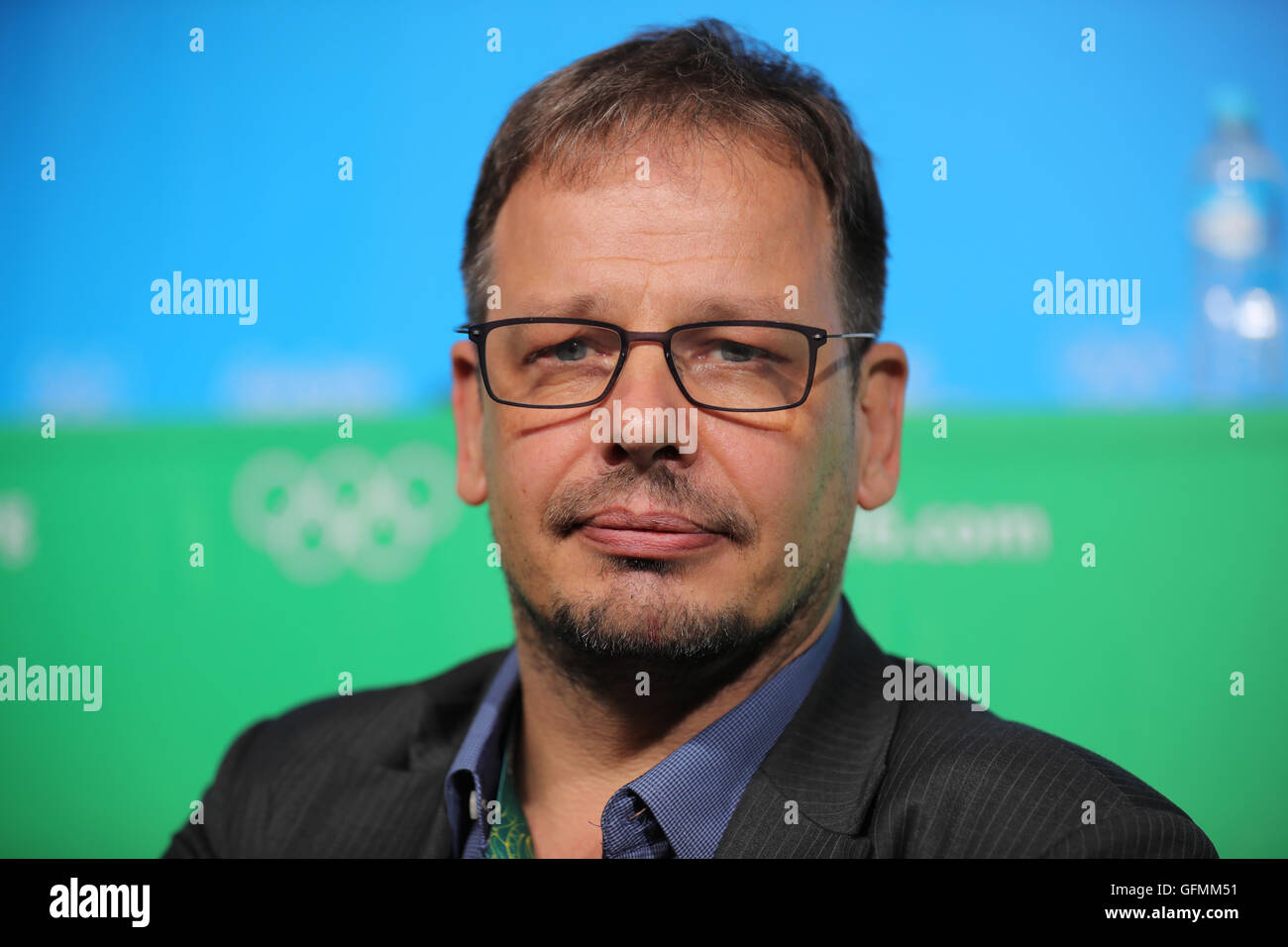 Hajo Seppelt, Journalist des deutschen Fernsehsenders ARD, posiert für ein Foto vor einer Pressekonferenz von IOC-Präsident Thomas Bach am Main Press Centre (MPC) am Olympic Parc Barra vor den Rio Olympischen Spielen 2016 in Rio De Janeiro, Brasilien, 31. Juli 2016. Die Olympischen Spiele 2016 in Rio statt von 05 bis 21 August. Foto: Michael Kappeler/dpa Stockfoto