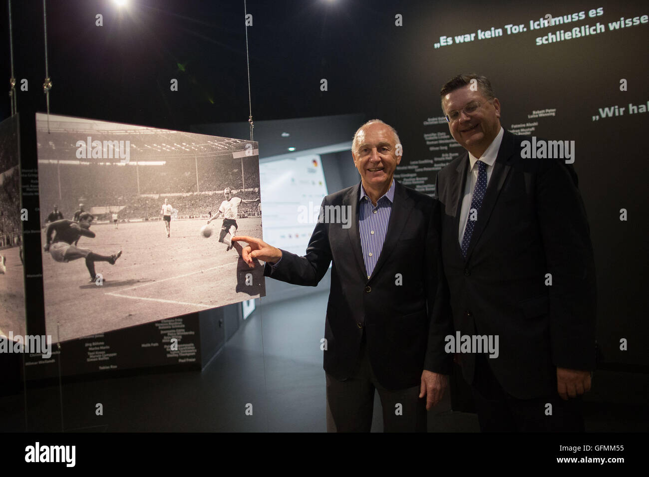 Dortmund, Deutschland. 31. Juli 2016. Hans Tilkowski (l) und DFB-Präsident Reinhard Grinde stellen während der Eröffnung der Sonderausstellung im deutschen Fußball Museum, 50 Jahre Wembley, in Dortmund, Deutschland, 31. Juli 2016. Foto: MAJA HITIJ/Dpa/Alamy Live News Stockfoto